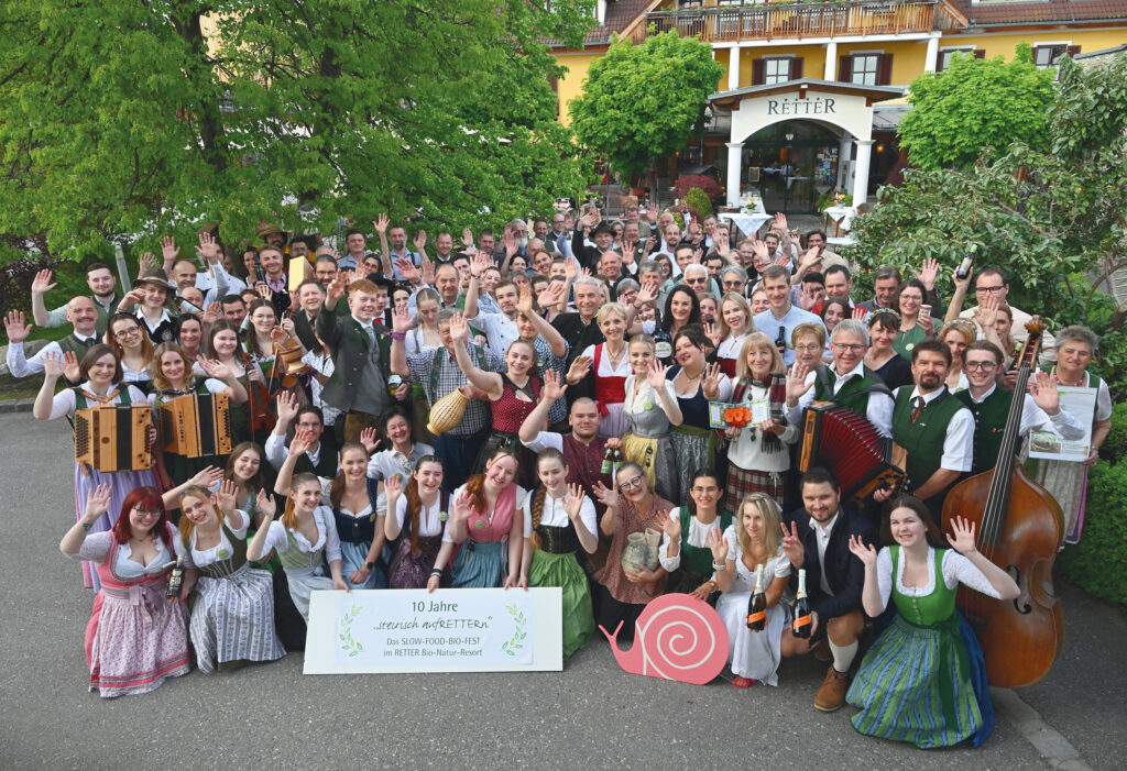 Team von RETTER Events steht zusammen vor dem Bio Resort im Freien