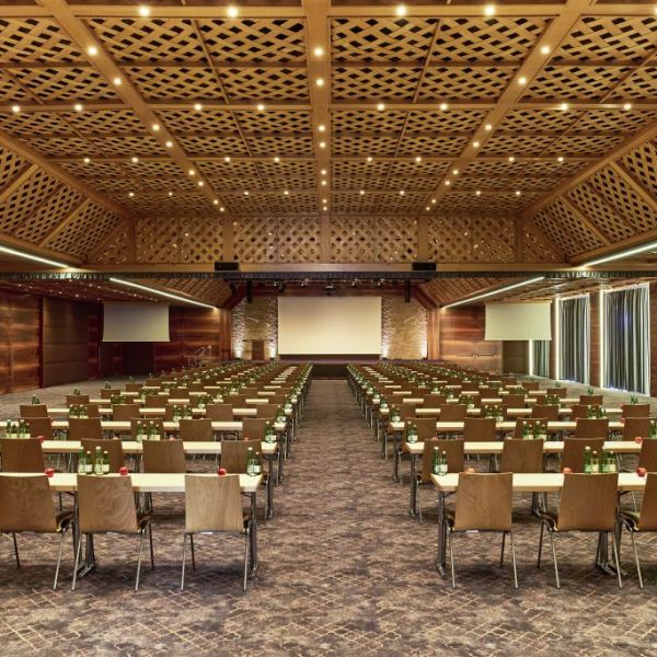 Ein großer Konferenzsaal mit Tischen und Stühlen