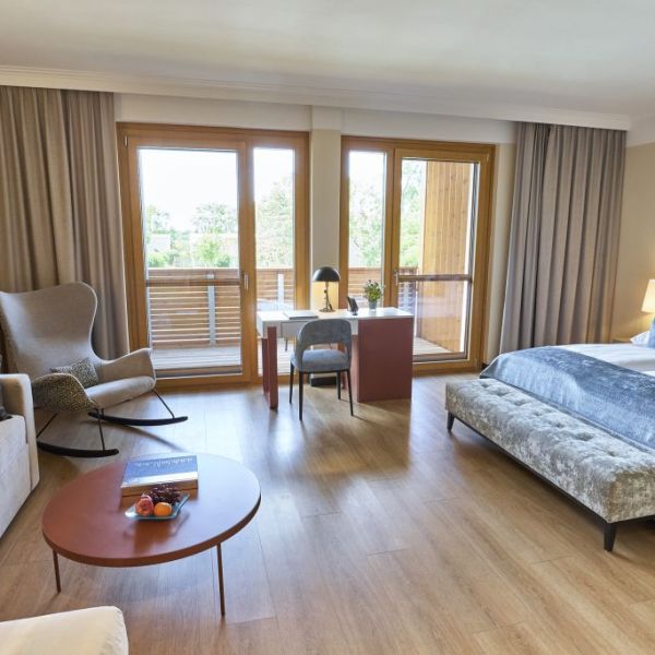 Ein Hotelzimmer mit einem großen Bett und einer Couch