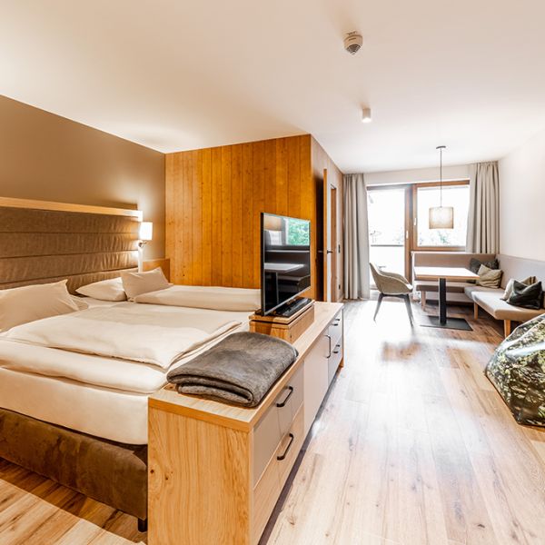 Ein Hotelzimmer mit Bett und Schreibtisch